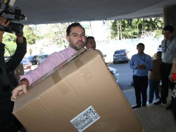 El diputado y precandidato liberal entregó varias cajas conteniendo algodón al Hospital Escuela.