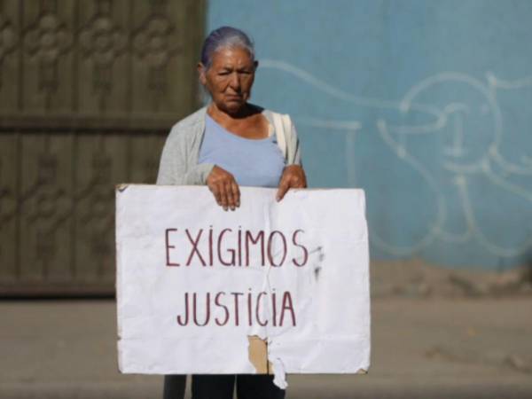 La audiencia inicial en contra del general en condición de retiro, Romeo Vásquez Velásquez, y dos ex altos mandos militares: Venancio Cervantes Suazo, exsubjefe del Estado Mayor Conjunto, y Carlos Roberto Puerto Fúñez, excomandante del Comando de Operaciones Especiales, fue retomada la mañana de este sábado y esto captó la cámara de EL HERALDO.