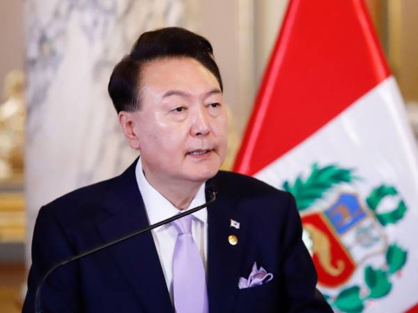 Prohíben al presidente surcoreano abandonar el país mientras lo investigan.