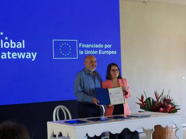 Cristina Marín, jefe de cooperación de la Unión Europea, recibió de Edgardo Chévez, coordinador del Organismo Cristiano de Desarrollo Integral de Honduras (Ocdih), la propuesta de uno de los proyectos .