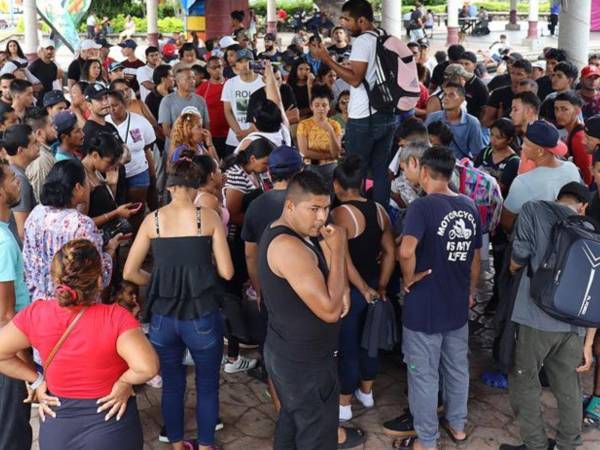 Son al menos 5,000 personas de distintas nacionalidades que salieron hoy en caravana en busca del “sueño americano”.