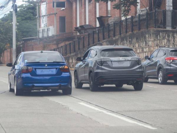 Miles de vehículos circulan sin placa, lo que genera inseguridad a los demás conductores, ya que no hay una forma segura para denunciar algún incidente.