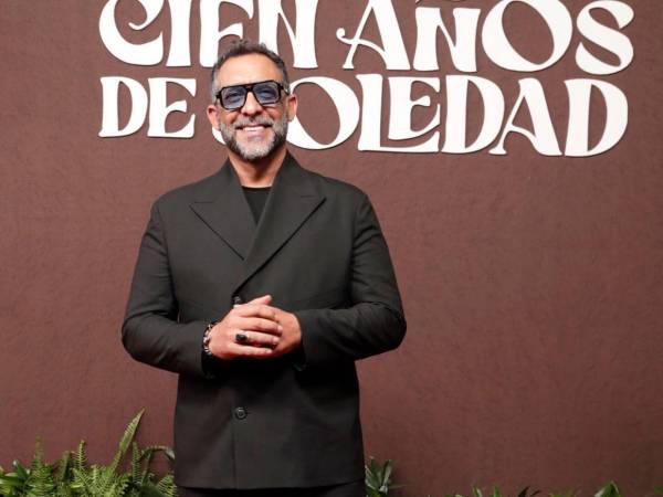 El actor español Moreno Borja destacó en la alfombra roja durante la presentación de la serie de Netflix.