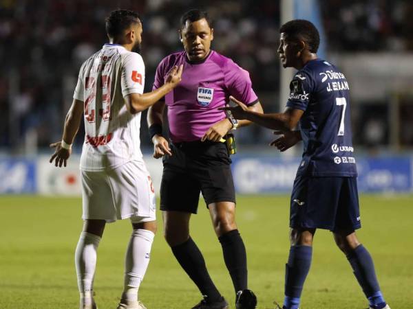 Selvin Brown no tuvo un mejor trabajo en la final de ida entre el Motagua y Olimpia, medios y periodistas no lo perdonan.