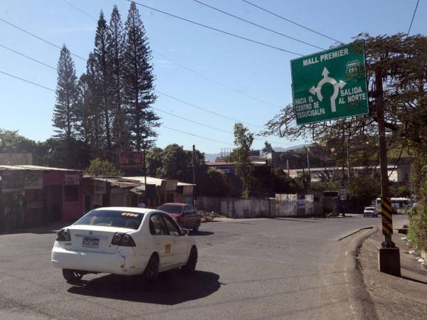 Desde la rotonda hasta la zona 2 de la colonia Cerro Grande, solo será de dos carriles, acá no se logró reubicar a varios vendedores.