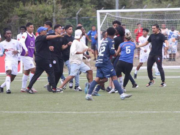 Los jóvenes se fueron a los golpes e incluso algunos padres de familia presentes en las instalaciones deportivos se vieron involucradas en las agresiones.