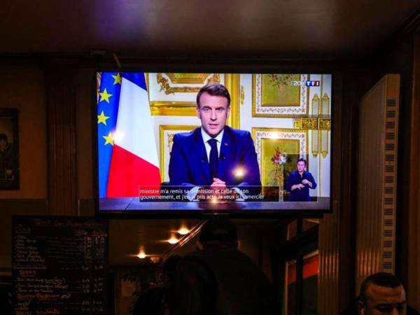 Una pantalla muestra al presidente francés Emmanuel Macron ofreciendo un discurso televisado a la nación francesa, en París, Francia, 05 de diciembre de 2024.