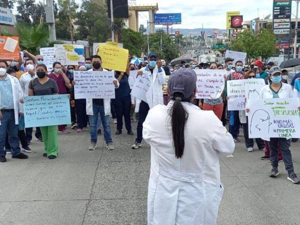 Los médicos residentes exigen el pago de su salario-beca y rechazan la postura del gobierno, que los considera “no indispensables”. Esta imagen fue tomada del archivo de EL HERALDO, en una protesta ocurrida el 29 de abril de 2022.