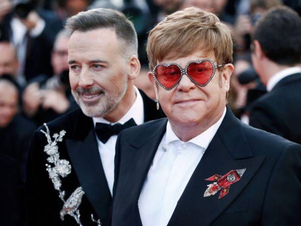 El legendario músico británico Elton John, de 77 años, compartió detalles sobre su delicado estado de salud al revelar que perdió la visión en su ojo derecho debido a una grave infección ocular que sufrió en julio mientras estaba en el sur de Francia