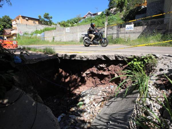 Los vecinos de la calle Hibueras exigen pronta solución al socavón que afecta la zona, antes de que cause un accidente trágico.