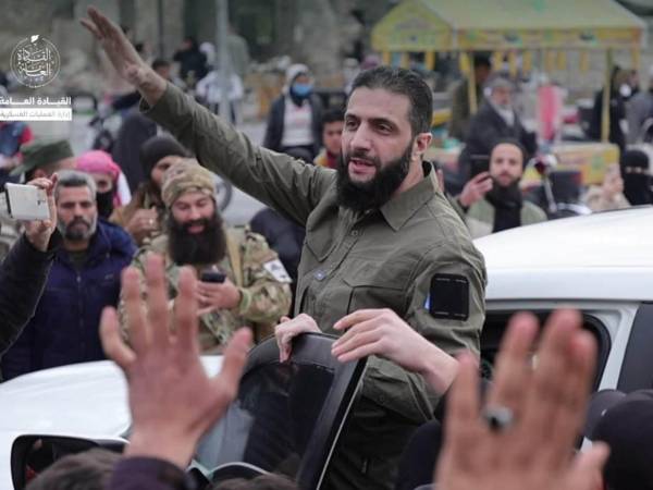 El líder islamista del Organismo de Liberación del Levante, Abu Mohamed al Jolani, durante su visita esta semana a la ciudadela siria de Alepo.