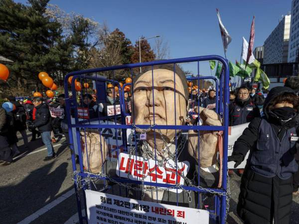 Los manifestantes realizan una protesta exigiendo el juicio político del presidente surcoreano Yoon Suk Yeol fuera de la Asamblea Nacional en Seúl, Corea del Sur.