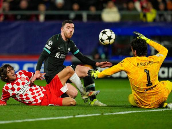 El portero del Liverpool Alisson Becker (derecha) disputa el balón con el jugador del Girona, Bryan Gil (izquierda), durante el partido de Liga de Campeones disputado entre el Girona y el Liverpool.