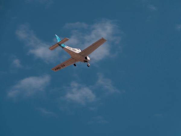 Imagen de referencia de una avioneta sobrevolando una ciudad.