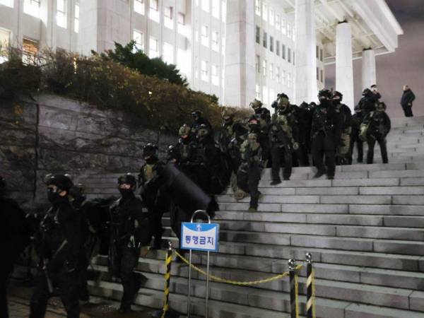 Cientos de militares salieron a las calles la madrugada de este martes en cumplimiento a la ley marcial decretada desde la presidencia de Corea del Sur.