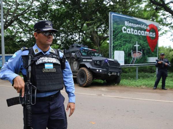 El comisario Cristian Nolasco, quien hace una semana se enfrentó a civiles armados, desde temprano está al frente de la seguridad de Catacamas, Olancho.