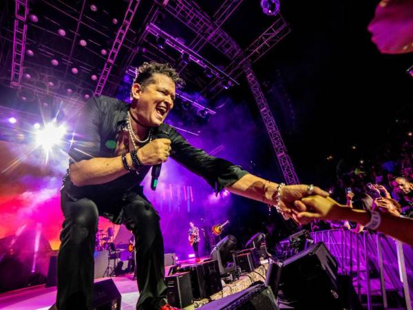 El cantante Colombiano canta durante el concierto del tour “El rock de mi pueblo vive” este sábado, en el anfiteatro de Altos de Chavón, La Romana (República Dominicana).