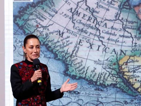 La presidenta de México, Claudia Sheinbaum, habla durante su rueda de prensa de este miércoles, donde reaccionó a las declaraciones de Donald Trump sobre el nombre de Golfo de México.