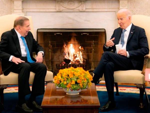 Edmundo González Urrutia durante una reunión con el presidente de los Estados Unidos, Joe Biden, este lunes, en la Casa Blanca en Washington (EE.UU.).