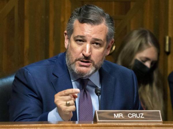 El senador por el estado de Texas, Ted Cruz, reaccionó molesto ante advertencia de la presidenta de Honduras.