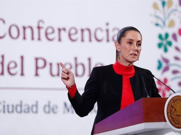 La presidenta de México, Claudia Sheinbaum, habla durante su rueda de prensa diaria este jueves, en el Palacio Nacional en la Ciudad de México (México).