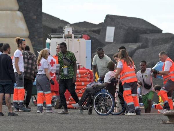 Una embarcación de Salvamento Marítimo rescató el jueves a 65 migrantes a bordo de un cayuco a unos 87 kilómetros al sur de El Hierro.