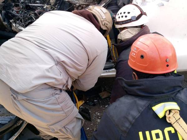 Dos personas fallecieron tras quedar atrapadas dentro de la cabina aplastada y cuatro resultaron heridas tras el impacto entre un pick-up y una rastra cargada de arena en el kilómetro 15 de la carretera al sur. Aquí los detalles del difícil rescate de los cuerpos.