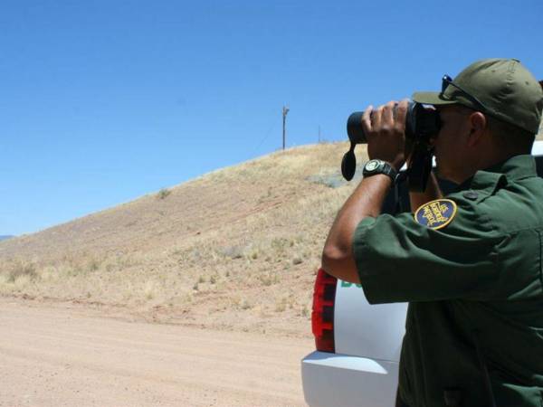 Agentes de la Patrulla Fronteriza en Arizona se mantienen alerta a diario por el pesado tráfico de indocumentados en la frontera de Estados Unidos.