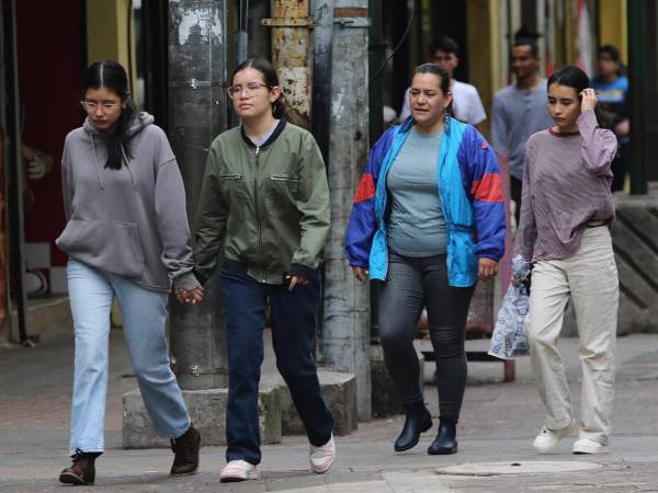 Los capitalinos enfrentan bajas temperaturas debido a una masa de aire frío, meteorólogos advierten que el fenómeno persistirá hasta el miércoles, con lluvias moderadas en la región central.