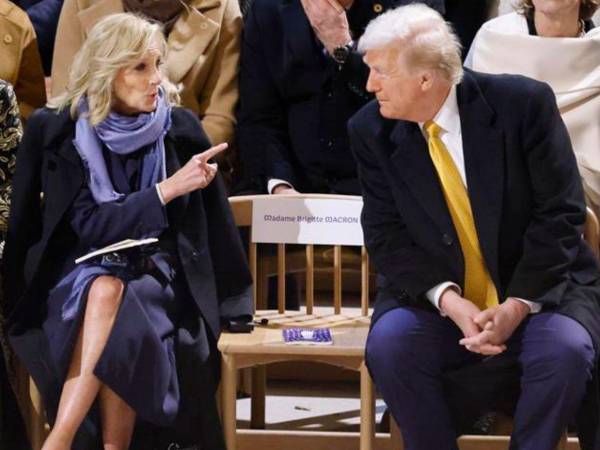 La Primera Dama de Estados Unidos, Jill Biden, mientras habla con el presidente electo de Estados Unidos, Donald Trump, dentro de la Catedral de Notre-Dame, antes de una ceremonia de su reapertura oficial.