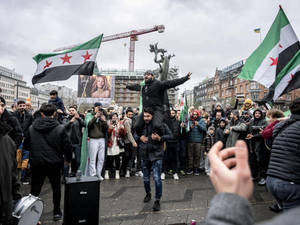 Miles de sirios refugiados en Turquía y otras partes del mundo se reunieron este domingo tras la oración de la mañana para celebrar la caída del régimen de Bashar Al Assad, con banderas de la oposición siria y coreando lemas religiosos como “Allahu Akbar” (“Dios es grande”, en árabe).