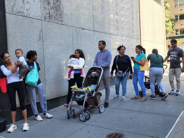 Imagen de archivo de migrantes venezolanos que esperan recibir ayudas por parte de la ONG católica, en Nueva York