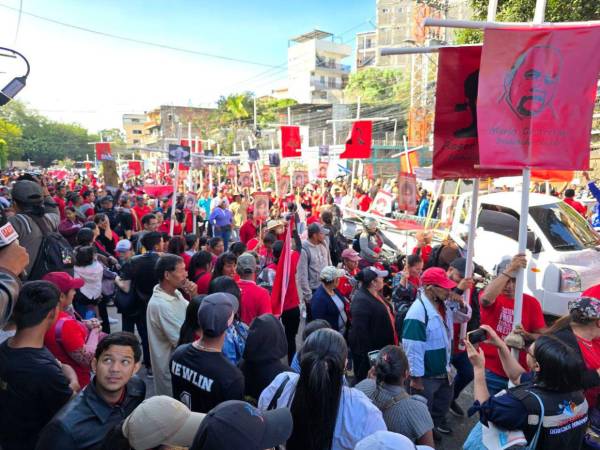 Las familias de Isy Obed Murillo y Romeo Vásquez estuvieron presentes en el lugar, cada una exigiendo justicia.