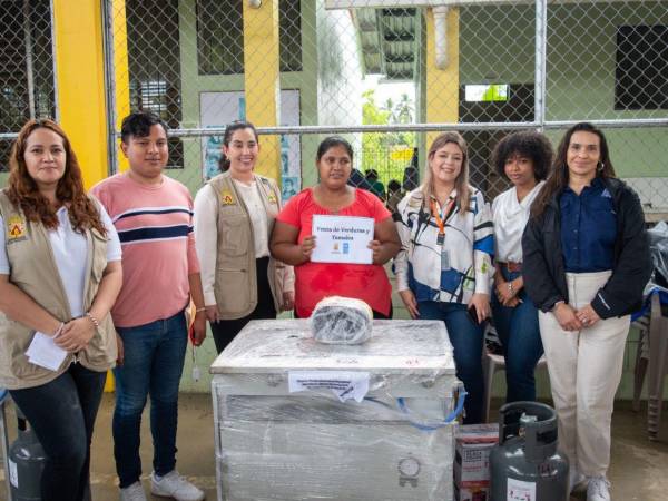 Las mujeres beneficiadas con capital semilla para fortalecer los emprendimientos, recibieron artículos que ayudarán a fortalecer los pequeños negocios en el sector Rivera Hernández de San Pedro Sula.