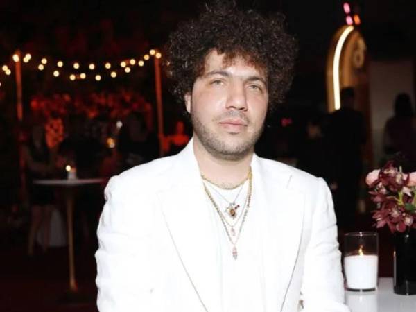 Benny Blanco, de 36 años, ha logrado consolidarse como uno de los productores más importantes de la industria musical. Pero su historia de vida, marcada por la superación y el esfuerzo, es tan inspiradora como los éxitos que ha creado para artistas como Rihanna, Britney Spears y Maroon 5.