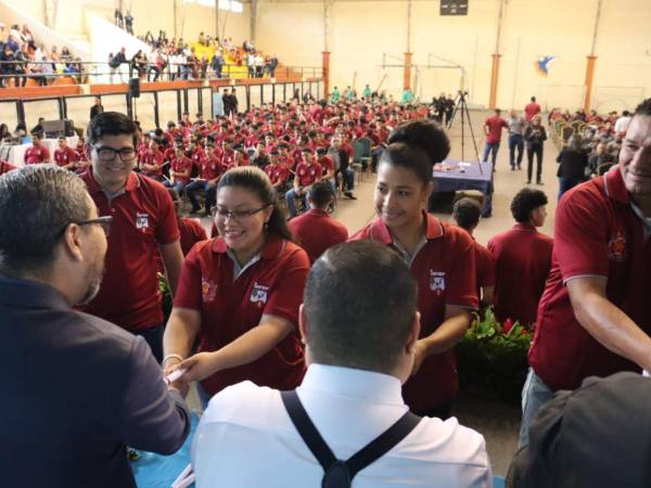 Con mucha alegría los jóvenes recibieron el documento que los certifica como nuevo profesionales.