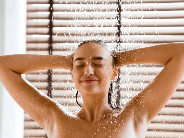 Aunque no es lo recomendable, puede bañarse con agua caliente y terminar su ducha con agua tibia o fría.