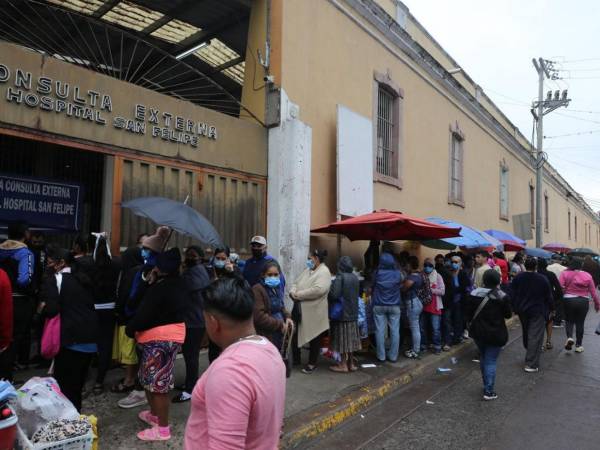 Desde las primeras horas de la mañana, el Hospital San Felipe, en Tegucigalpa, fue escenario de largas filas de pacientes que buscaban desesperadamente atención médica, tras la cancelación de citas y cirugías programadas.