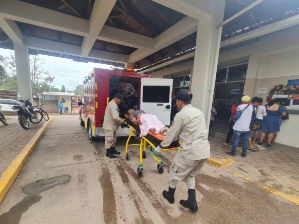 Momento en el que la menor fue trasladada al hospital para su recuperación luego de la muerte de su hijo.