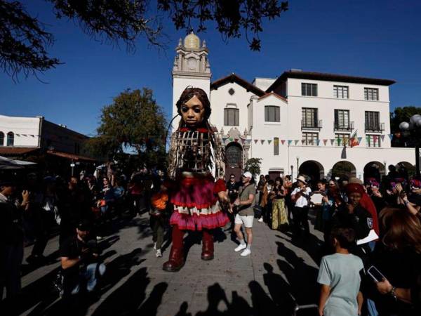 Imagen de archivo de gente que se reúne y rodea a la pequeña Amal, una marioneta de 12 pies de altura, que visita el área de Los Ángeles como parte de un viaje de 6,000 millas a través de EUA para generar conciencia.