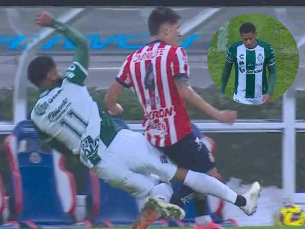 Antony Choco Lozano recibió la primera expulsión con el Santos en la Liga MX. La prensa mexicana arremetió contra el catracha por la infantil roja.