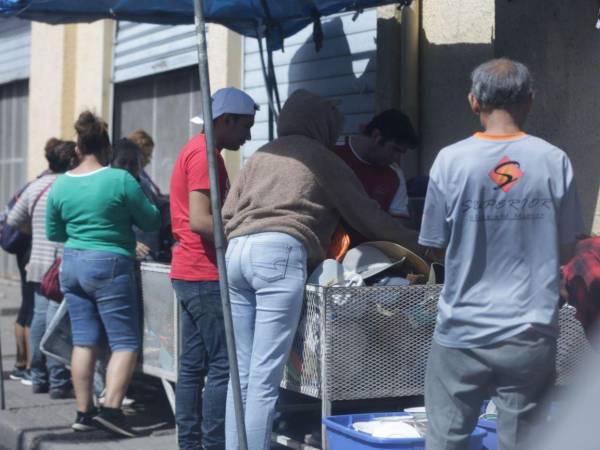 Muchas personas optan con comprar ropa de segunda en estos comercios, en los que también ponen ofertas todos los días.