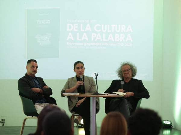 El poeta Néstor Ulloa, la periodista Samaí Torres y el crítico de arte Carlos Lanza, durante la presentación en el CCET.