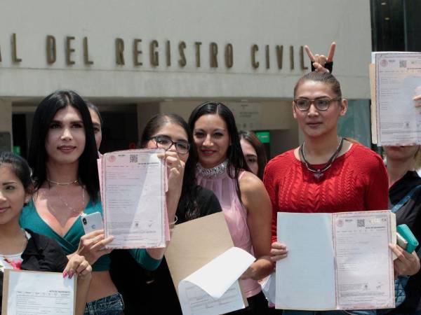 Imagen de archivo de un grupo de transexuales que posan para una fotografía después de obtener su acta de nacimiento, en Ciudad de México (México).