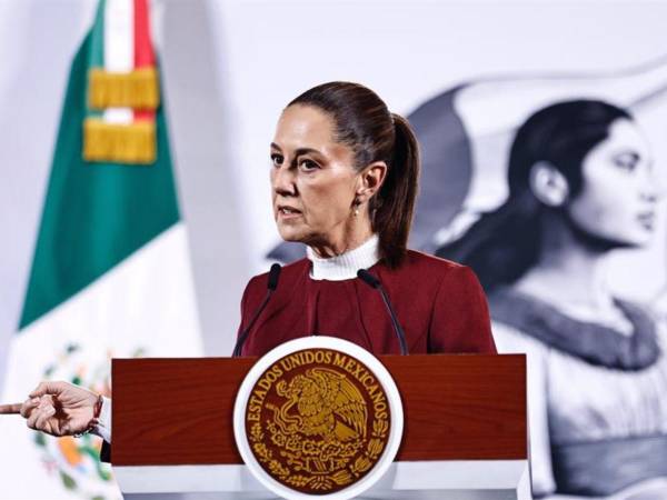 La presidenta de México, Claudia Sheinbaum, habla durante una rueda de prensa este miércoles, en Palacio Nacional en Ciudad de México.