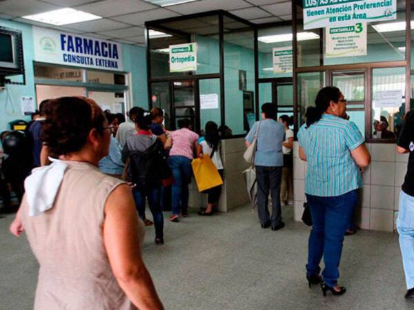 Varias personas se quejaron este jueves que no les dieron su cita, debido a la falla del sistema, denunciaron que no hay medicamentos.