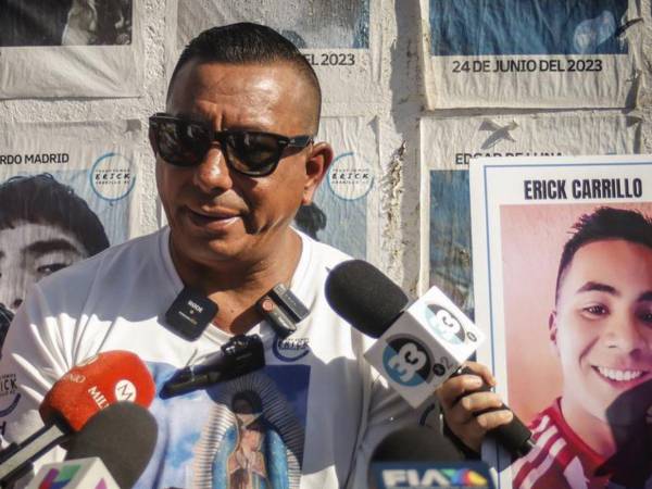 El activista Eddy Carrillo, habla con los medios de comunicación este martes en la ciudad de Tijuana, en Baja California (México).