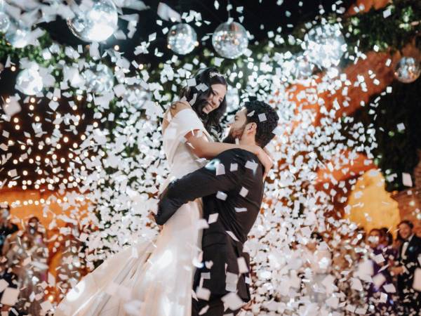 Tras dos años de relación, Lucía y Vladimir se prometieron una vida juntos ante su familia y amigos en una ceremonia celebrada en Antigua, Guatemala.