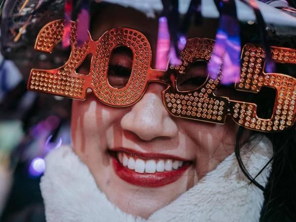 A pesar de las bajas temperaturas, la energía y emoción de la multitud hicieron que esta bienvenida al Año Nuevo fuera mágica y única en Times Square, Nueva York.