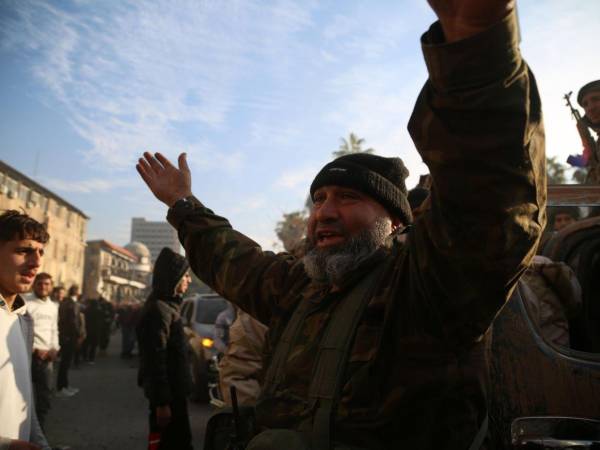 El pueblo sirio y los rebeldes celebran en las calles de Homs, Siria, la caída del gobierno de Bachar al Asad